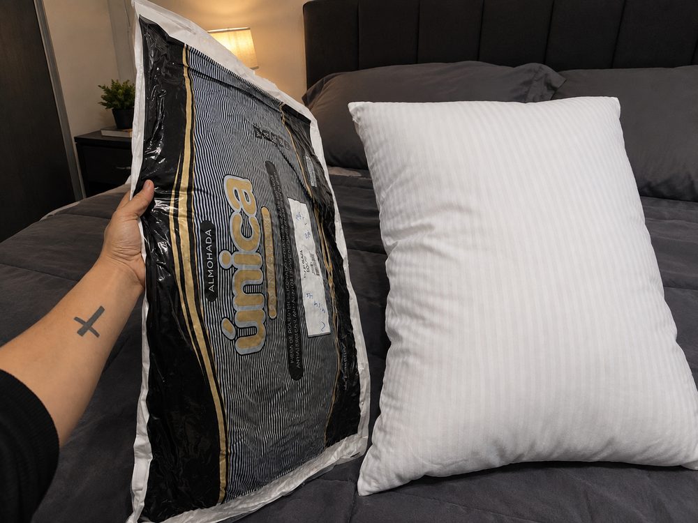 Almohada Única con memoria de 50 x 70 cm comprimida al vacío junto a la misma almohada ya expandida
